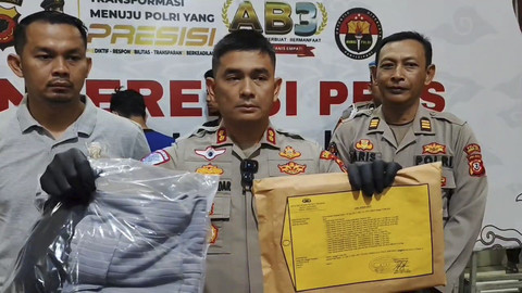 Kapolres Cirebon Kota, AKBP Eko Iskandar saat menunjukan barang bukti terkait pelecehan seksual dibawah umur di RSP Cirebon, Sabtu (17/5/2025). Foto: kumparan