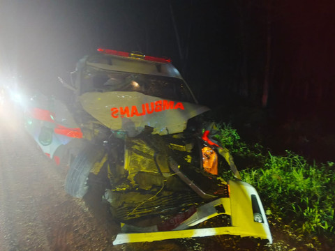 Ambulans milik RSUD Bayung Lencir, Muba ringsek setelah terlibat kecelakaan dengan truk tangki pengangkut minyak kelapa sawit di Jalan Lintas Timur (Jalintim) Palembang-Betung, tepatnya dekat pintu Tol Musi Landas KM 24. Foto : Istimewa