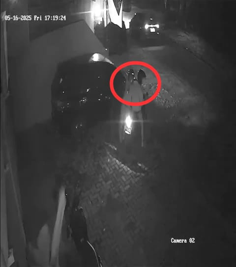 Pelaku pencurian saat menodongkan senjata api ke korban di Jalan Way Sabu Tanjung Raya, Kedamaian, Bandar Lampung. | Foto: Dok Istimewa