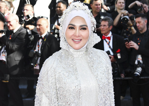 Syahrini Debut di Festival Film Cannes Pakai Gaun Rancangan Desainer Lokal. Foto: REUTERS