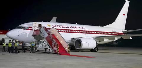 Pesawat pribadi membawa Presiden Prabowo berangkat ke Brunei Darussalam. Di sebelahnya, terdapat Pesawat Kepresidenan dengan warna yang sama di Halim Perdanakusuma, 14 April 2025. Foto: Youtube/Sekretariat Presiden