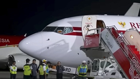 Pesawat pribadi membawa Presiden Prabowo berangkat ke Brunei Darussalam. Di sebelahnya, terdapat Pesawat Kepresidenan dengan warna yang sama di Halim Perdanakusuma, 14 April 2025. Foto: Youtube/Sekretariat Presiden