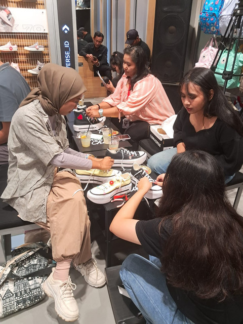 Converse Indonesia adakan activity Converse By You dengan menghias sepatu sesuai gaya masing-masing individu. Foto: Converse Indonesia
