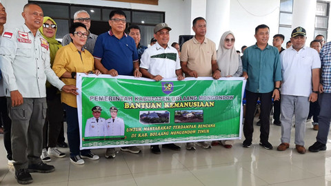 Rombongan Bupati Bolmong, Yusra Alhabsyi, saat menyerahkan bantuan bencana banjir di Kabupaten Boltim. Bantuan ini diserahkan ke Pemkab Boltim untuk disalurkan secara tepat.