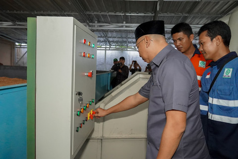 Gubernur Lampung, Rahmat Mirzani Djausal, saat meninjau dan mengoperasikan mesin pengering dryer kepada Koperasi Pertanian Serbajadi Sukses Bersama di Desa Bandarrejo, Kecamatan Natar, Kabupaten Lampung Selatan | Foto : Dok. Diskominfotik Lampung