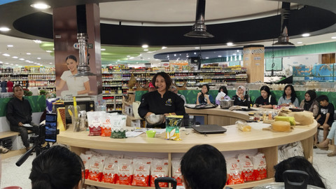 Baking demo pembuatan cake oleh Chef Vidya dari Sriboga Customer Center Bandung di Farmers Market, Mall Kelapa Gading, Jakarta. Foto: Istimewa