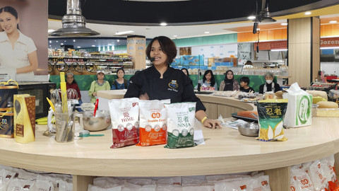 Baking demo pembuatan cake oleh Chef Vidya dari Sriboga Customer Center Bandung di Farmers Market, Mall Kelapa Gading, Jakarta. Foto: Istimewa