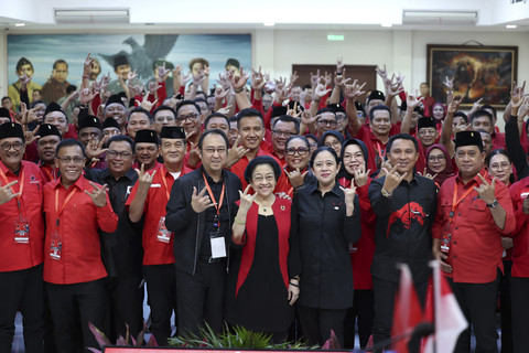 Ketua Umum DPP PDI Perjuangan Megawati Soekarnoputri bersama jajaran DPP dan kepala daerah yang kader PDIP foto dengan pose salam tiga jari usai pembekalan kepala daerah PDIP hari kedua di Sekolah Partai, Jakarta Selatan, Sabtu (17/5/2025). Foto: Dok. PDIP