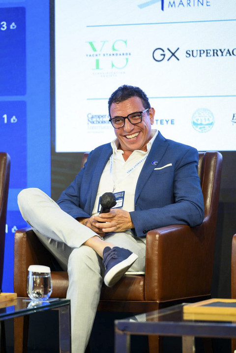 Boum Senous, Founder & CEO Yacht Sourcing, saat menjadi pembicara dalam Asia Pacific Superyacht Summit 2025 mewakili Indonesia. Foto: Istimewa