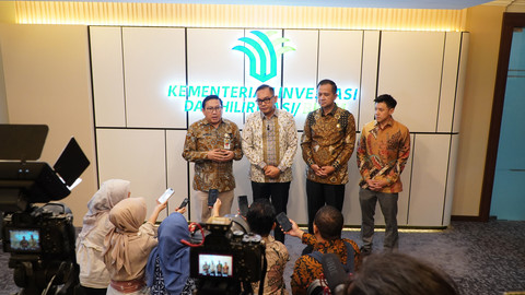 Konferensi pers pengembangan ekosistem peternakan sapi perah dan potong di lahan transmigrasi di kantor Kementerian Investasi dan Hilirisasi, Jumat (16/5/2025). Foto: Dok Kementerian Investasi dan Hilirisasi