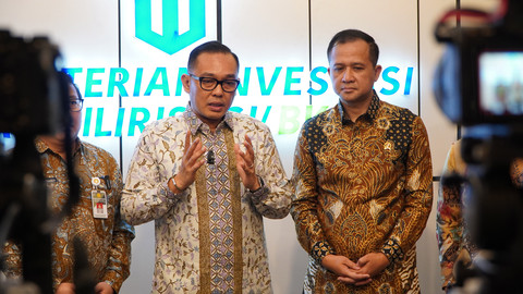 Wakil Menteri Investasi sekaligus Wakil Kepala BKPM Todotua Pasaribu (tengah) di Kantor Kementerian Investasi/BKPM, Jakarta Selatan pada Jumat (16/5/2025). Foto: Dok Kementerian Investasi dan Hilirisasi