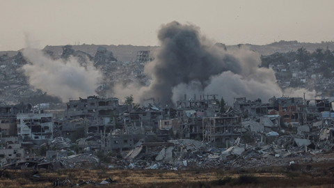 Asap mengepul dari Gaza setelah ledakan, seperti yang terlihat dari Israel, 16 Mei 2025. Foto: REUTERS/Ammar Awad