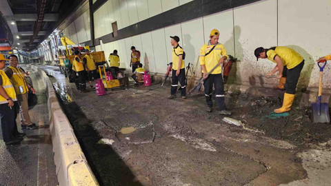 Transjakarta melakukan penambalan lubang di Halte Setiabudi arah Menteng, Jakarta Pusat, Sabtu (17/5/2025). Foto: Dok. Transjakarta