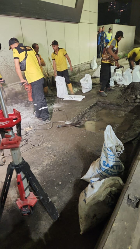 Transjakarta bersama Dinas Bina Marga DKI Jakarta telah melakukan penambalan pada lubang besar di jalur masuk Halte Setiabudi arah Menteng pada Sabtu (17/5). Foto: Dok. Transjakarta