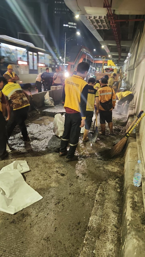 Transjakarta bersama Dinas Bina Marga DKI Jakarta telah melakukan penambalan pada lubang besar di jalur masuk Halte Setiabudi arah Menteng pada Sabtu (17/5). Foto: Dok. Transjakarta