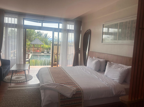 Kamar dengan pool access di Vany Villa Balige. Foto: Caroline Pramantie/kumparan