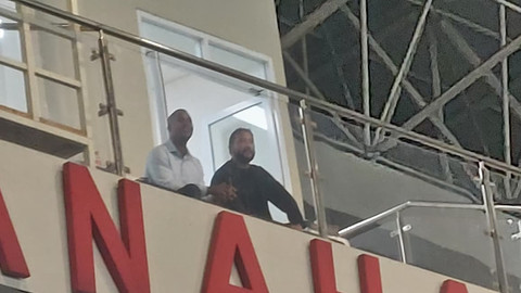 Pelatih Timnas Indonesia, Patrick Kluivert, bersama asistenya, Denny Landzaat, menyaksikan pertandingan Liga 1 2024/25 antara Persis Solo lawan Dewa United di Stadion Manahan Solo, Sabtu (17/5). Foto: Dok. kumparan