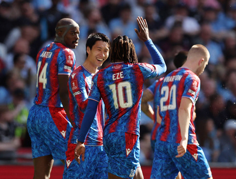 Eberechi Eze dari Crystal Palace merayakan gol pertama mereka bersama Daichi Kamada, Adam Wharton dan Jean-Philippe Mateta di laga Final Piala FA antara Crystal Palace melawan Manchester City di Stadion Wembley, London, Inggris, 17 Mei 2025. Foto: REUTERS/David Klein