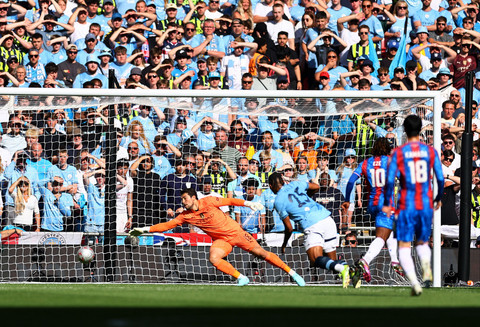 Eberechi Eze dari Crystal Palace mencetak gol pertama mereka melewati Stefan Ortega dari Manchester City di Stadion Wembley, London, Inggris, 17 Mei 2025. Foto: Reuters/Andrew Boyers