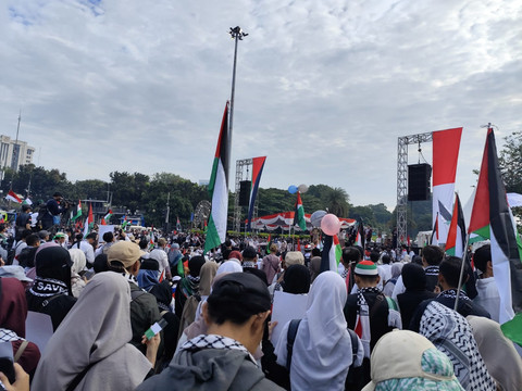 Aksi bela Palestina di Jalan Medan Merdeka Selatan, Jakarta, pada Minggu (18/5/2025). Foto: Luthfi Humam/kumparan