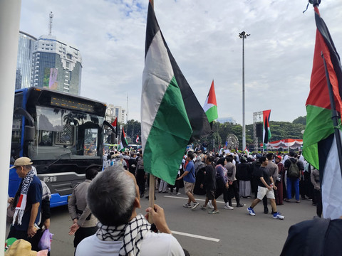 Aksi bela Palestina di Jalan Medan Merdeka Selatan, Jakarta, pada Minggu (18/5/2025). Foto: Luthfi Humam/kumparan