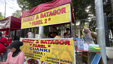 Pejual Batagor di kawasan Car Free Day, Jakarta, Minggu (18/5/2025). Foto: Haya Syahira/kumparan