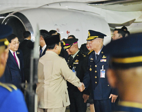 Presiden Republik Indonesia, Prabowo Subianto tiba di Bangkok, Thailand dalam rangka kunjungan resmi pada Sabtu (17/5/2025) malam. Foto: Biro Pers Sekretariat Presiden