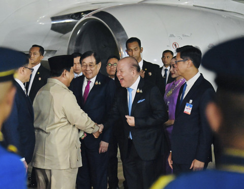 Presiden Republik Indonesia, Prabowo Subianto tiba di Bangkok, Thailand dalam rangka kunjungan resmi pada Sabtu (17/5/2025) malam. Foto: Biro Pers Sekretariat Presiden