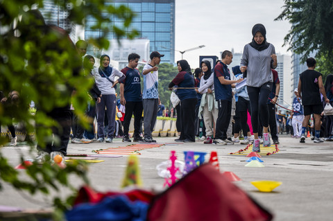 Warga mencoba permainan tradisional Engklek yang diadakan relawan penggerak olahraga DKI Jakarta saat Hari Bebas Kendaraan Bermotor (HBKB) atau Car Free Day (CFD) di Jalan Jenderal Sudirman, Jakarta, Minggu (18/5/2025). Foto: Bayu Pratama S/ANTARA FOTO