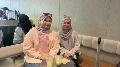 Azizi (kiri) dan Raiesyah Syamsuddin turis dari Kuala Lumpur di Blok M, Jakarta Selatan, Minggu (18/5/2025). Foto: Haya Syahira/kumparan