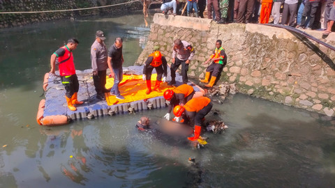 Mayat pria tanpa identitas ditemukan mengambang di Kali Gading Kirana, Kelapa Gading, Jakarta Utara. Foto: Dok. Istimewa