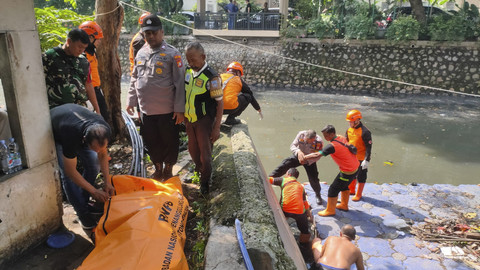 Mayat pria tanpa identitas ditemukan mengambang di Kali Gading Kirana, Kelapa Gading, Jakarta Utara. Foto: Dok. Istimewa