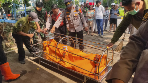Mayat pria tanpa identitas ditemukan mengambang di Kali Gading Kirana, Kelapa Gading, Jakarta Utara. Foto: Dok. Istimewa