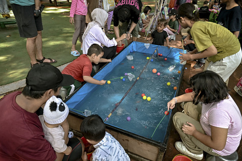Anak-anak bermain di playground Lapangan Banteng pada Minggu (18/5/2025). Foto: Jamal Ramadhan/kumparan