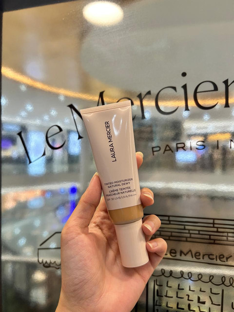 Laura Mercier Tinted Moisturizer Natural Dewy di Le Mercier Daily Cafe oleh Laura Mercier di Senayan City, Jakarta Pusat. Foto: Judith Aura/kumparan