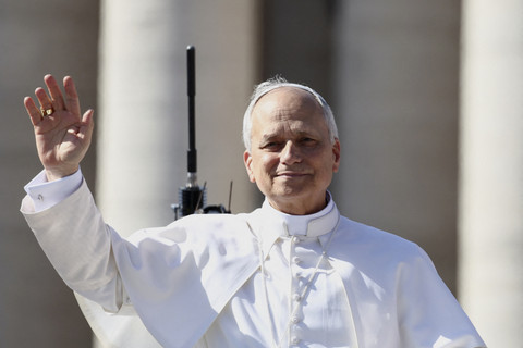 Paus Leo XIV tiba dengan popemobile untuk menghadiri misa perdananya di Vatikan, Minggu (18/5/2025). Foto: Yara Nardi/REUTERS