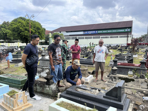 Sejumlah nisan di pemakaman umum (TPU) Ngentak, Baturetno, Kapanewon Banguntapan, Kabupaten Bantul dirusak oleh orang tak dikenal, Minggu (18/5/2025). Foto: Dok. Istimewa