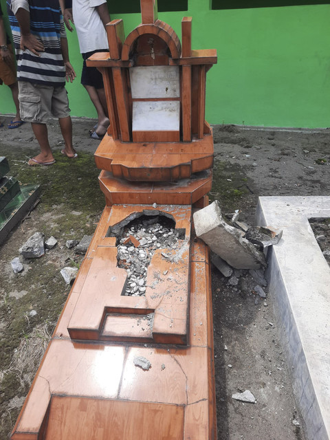 Sejumlah nisan di pemakaman umum (TPU) Ngentak, Baturetno, Kapanewon Banguntapan, Kabupaten Bantul dirusak oleh orang tak dikenal, Minggu (18/5/2025). Foto: Dok. Istimewa