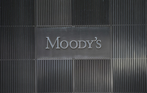 Sebuah papan nama lembaga pemeringkat Moody's terpampang di kantor pusat perusahaan tersebut di New York. Foto: Emmanuel Dunand/AFP