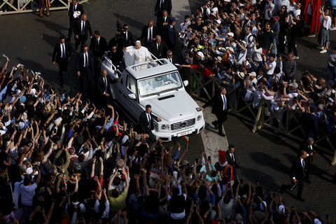 Paus Leo XIV tiba dengan mobil popemobile untuk menghadiri Misa perdananya di Vatikan, Minggu (18/5/2025). Foto: Vincenzo Livieri/REUTERS