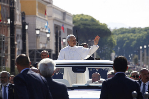 Paus Leo XIV melambaikan tangan kepada umat beriman dari mobil popemobile menjelang Misa perdananya di Lapangan Santo Petrus, di Vatikan, Minggu (18/5/2025). Foto: Alessandro Garofalo/REUTERS