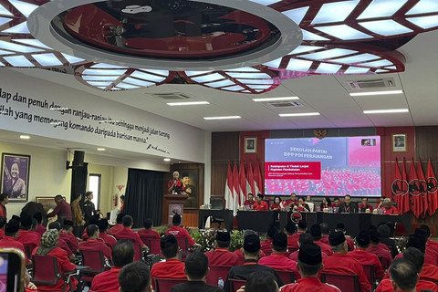 Ketum PDIP Megawati Soekarnoputri mengumpulkan ratusan kepala daerah dari PDIP di Sekolah Partai PDIP Lenteng Agung, Jakarta Selatan, Minggu (18/5/2025). Foto: Haya Syahira/kumparan