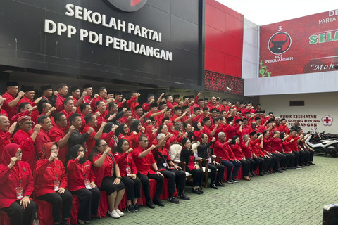 Ketum PDIP Megawati Soekarnoputri mengumpulkan ratusan kepala daerah dari PDIP di Sekolah Partai PDIP Lenteng Agung, Jakarta Selatan, Minggu (18/5/2025). Foto: Haya Syahira/kumparan