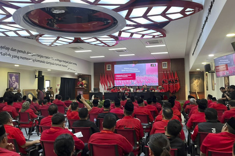 Ketum PDIP Megawati Soekarnoputri mengumpulkan ratusan kepala daerah dari PDIP di Sekolah Partai PDIP Lenteng Agung, Jakarta Selatan, Minggu (18/5/2025). Foto: Haya Syahira/kumparan
