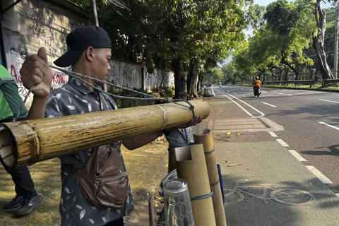 Acep Penjual Es Tuak Aren/Air Nira di Jalan Tentara Pelajar, Jakarta Selatan, Minggu (18/5/2025). Foto: Rayyan Farhansyah/kumparan