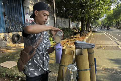 Acep Penjual Es Tuak Aren/Air Nira di Jalan Tentara Pelajar, Jakarta Selatan, Minggu (18/5/2025). Foto: Rayyan Farhansyah/kumparan