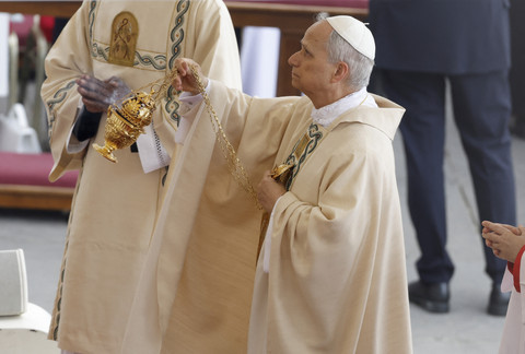 Paus Leo XIV di Lapangan Santo Petrus, Vatikan, Minggu (18/5/2025). Foto: Remo Casilli/REUTERS