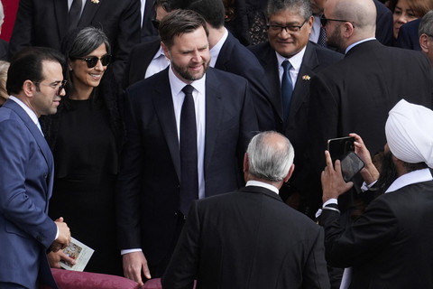 Wakil Presiden AS JD Vance (C) dan istrinya Usha berpose untuk berfoto ketika mereka tiba untuk menghadiri Misa Kudus untuk Awal Masa Kepausan Paus Leo XIV, di alun-alun Santo Petrus di Vatikan, Minggu (18/5/2025). Foto: Jacquelyn Martin/POOL/AFP