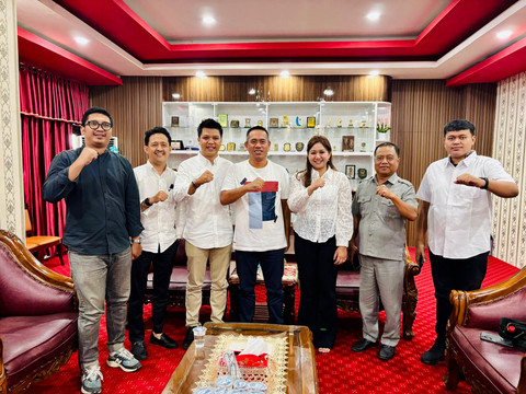 Gekrafs Kalbar berfoto bersama usai melakukan silaturahmi dengan Ketua DPRD Kota Pontianak, Satarudin. Foto: Dok. Istimewa