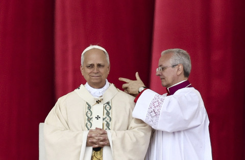 Paus Leo XIV menerima pallium dalam Misa pengukuhannya di Vatikan, Minggu (18/5/2025). Foto: Yara Nardi/REUTERS